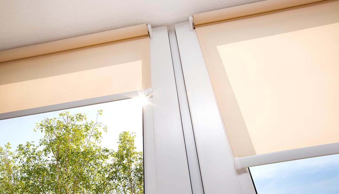 Как крепятся рулонные шторы на пластиковые окна при помощи шурупов?